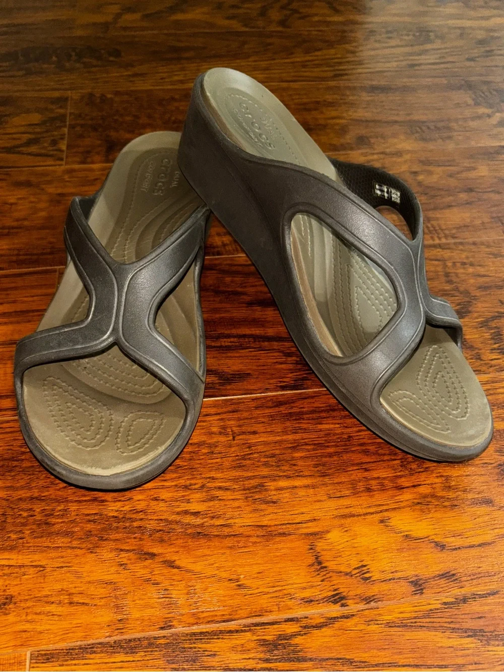CROCS Sanrah Twist Dual Comfort Sandals Brown 2-inch Wedged Slip-Ons